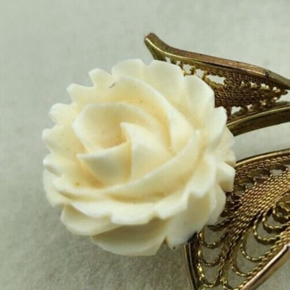Vintage Unbranded White Carved Flower Gold Tone‎ Filigree Floral Brooch - Picture 2 of 4